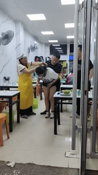 女子在吃饭的时候疑似被噎住了嗓子！
幸亏旁边有人懂得“海克立姆急救法”。
最后成