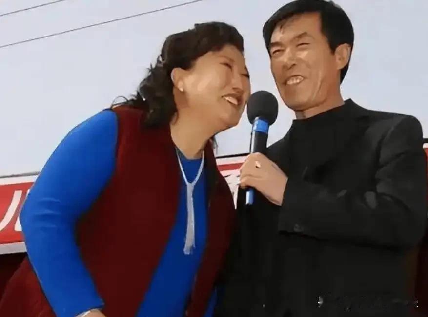 何庆魁宣布新恋情！何庆魁可是小品界的大腕，像《卖拐》《卖车》这些经典小品都出自他