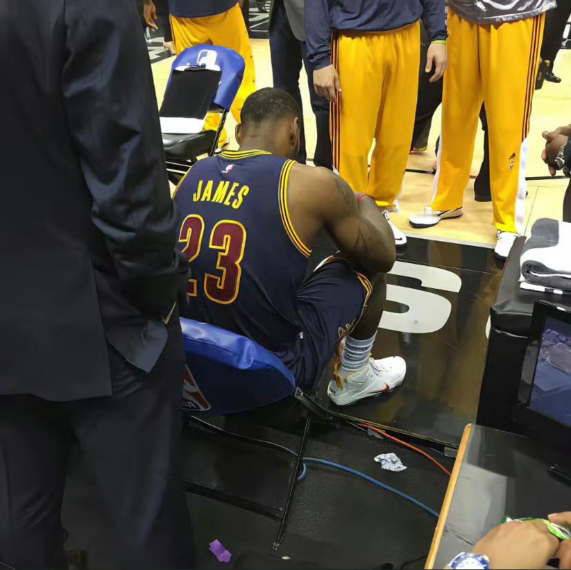 骑士詹姆斯nba 如果你有机会坐在这个位置，你会做什么疯狂的事吗🤪 ​​​