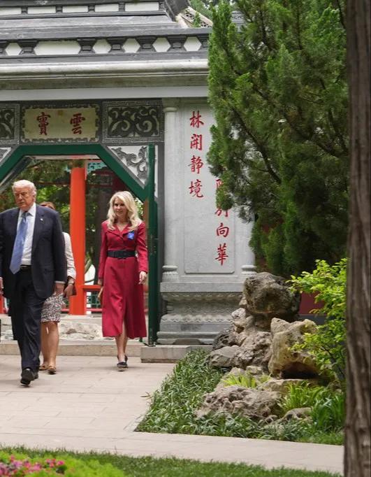 美联社记者拍摄到，今天早晨的美国联邦政府总统特朗普的茶叙，有贴身中英文翻译，与美