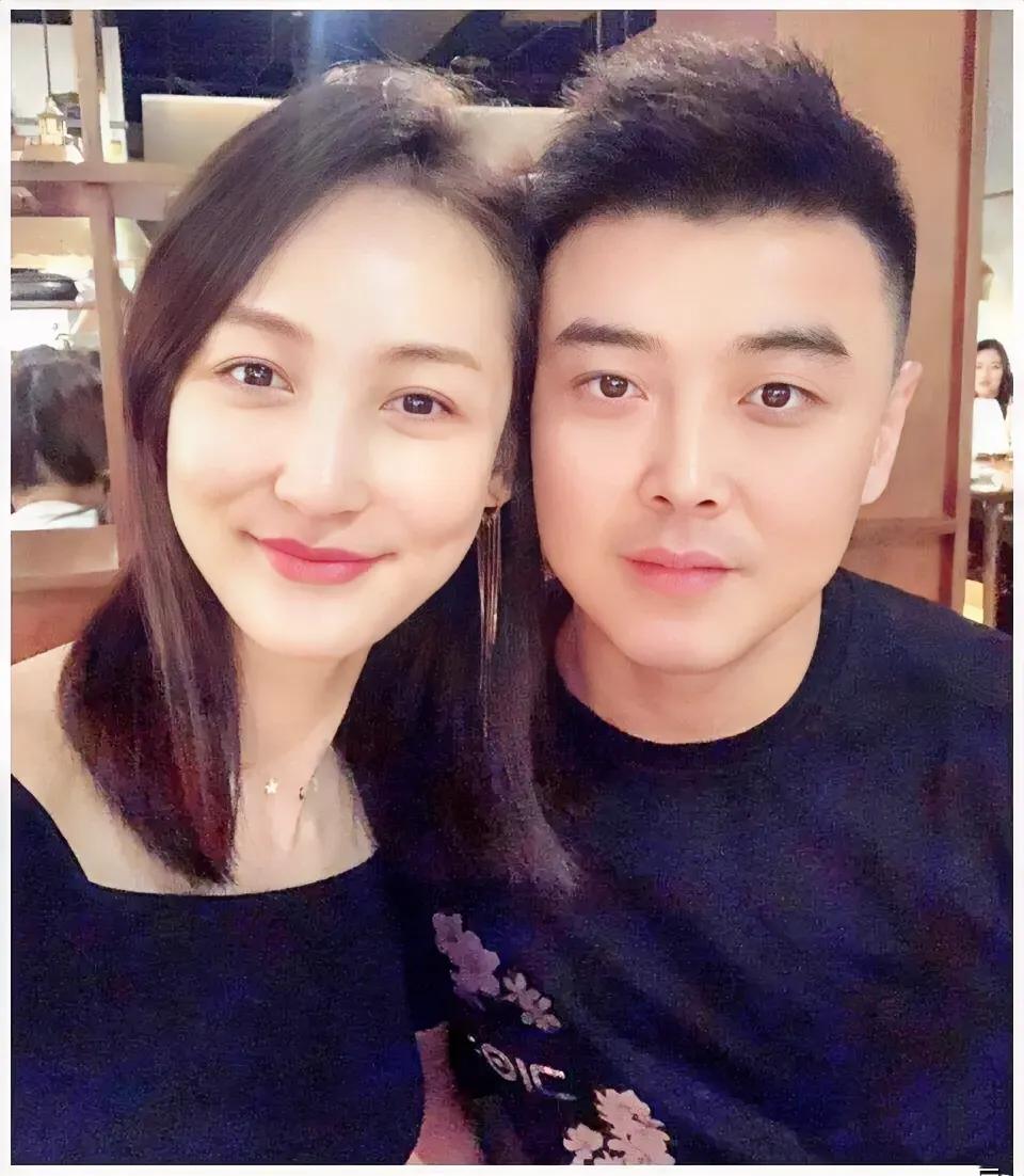 2015年，世界冠军王皓的妻子，在跳舞时与男伴贴脸相拥。看到这一幕，王皓黑着一张