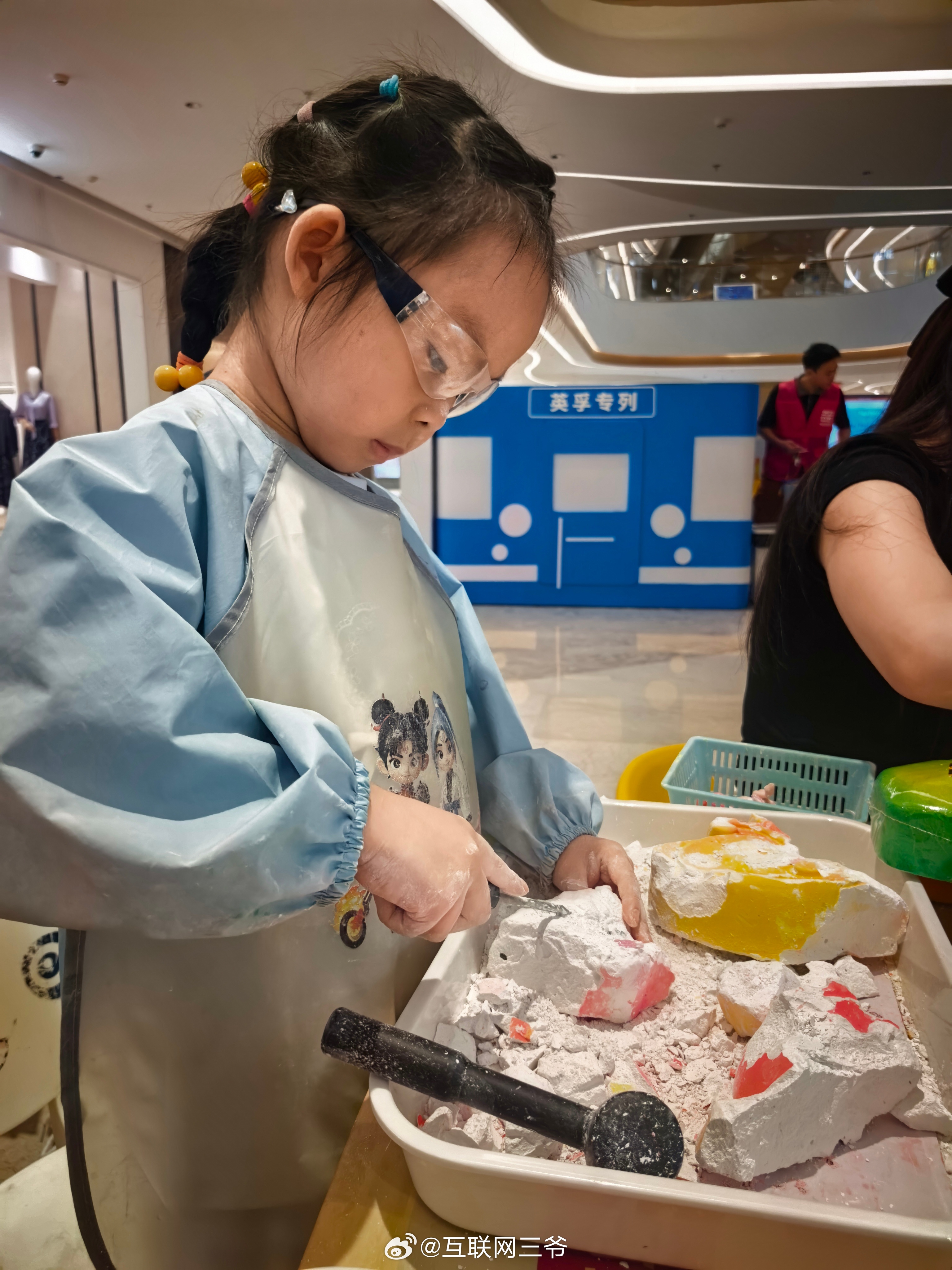滚回杭州，这娃饭都不吃在这敲宝石等我吃午饭