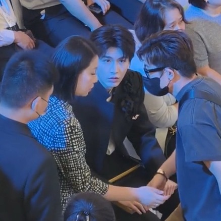 抱着聘书完全是乖宝宝 宝酱🥺🤲🏻 张凌赫白玉兰青年推广大使