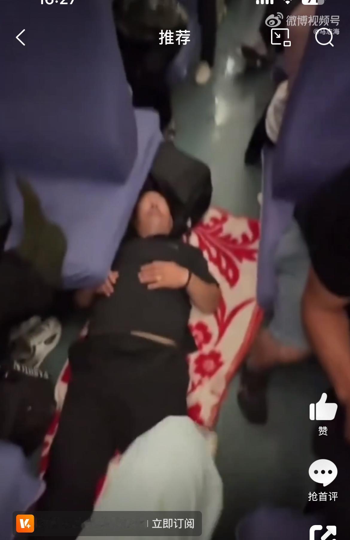 这是哪趟绿皮子火车，过道能睡人？做梦吧。推车子卖东西的根本不会停，它来了，你就得