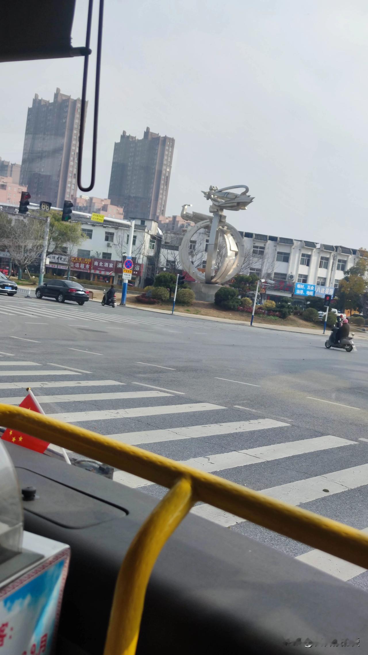 潜山市的孔雀东南飞雕塑颇具看点。潜山是《孔雀东南飞》传说的发源地之一，这座雕塑宛