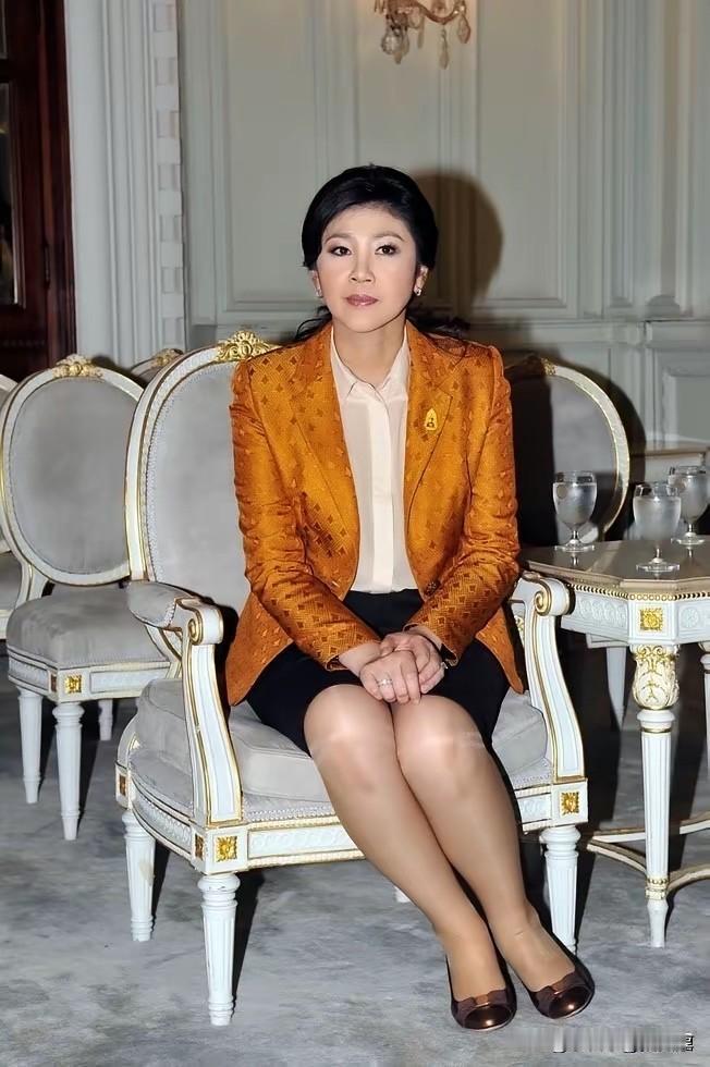 照片中这位女士好美啊 ，是妥妥的女神范，典型的东方美人。她的美貌在线，气场强大韵