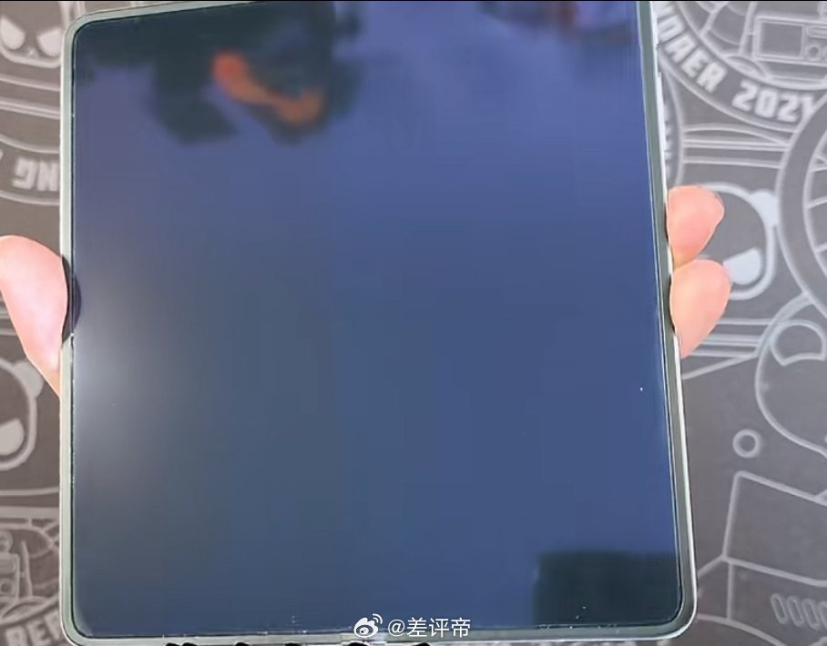 今天从深圳回来，一眼就看到OPPO Find N6机场的广告了像我同事有不少喜欢