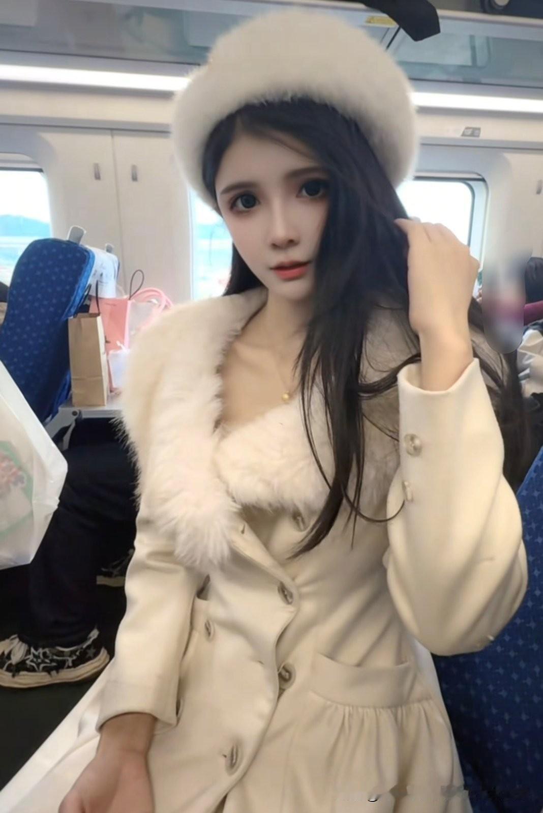 网红博主狗头萝莉称自己负债650万，
因当初年纪小不懂规则被平台起诉违约金。
后