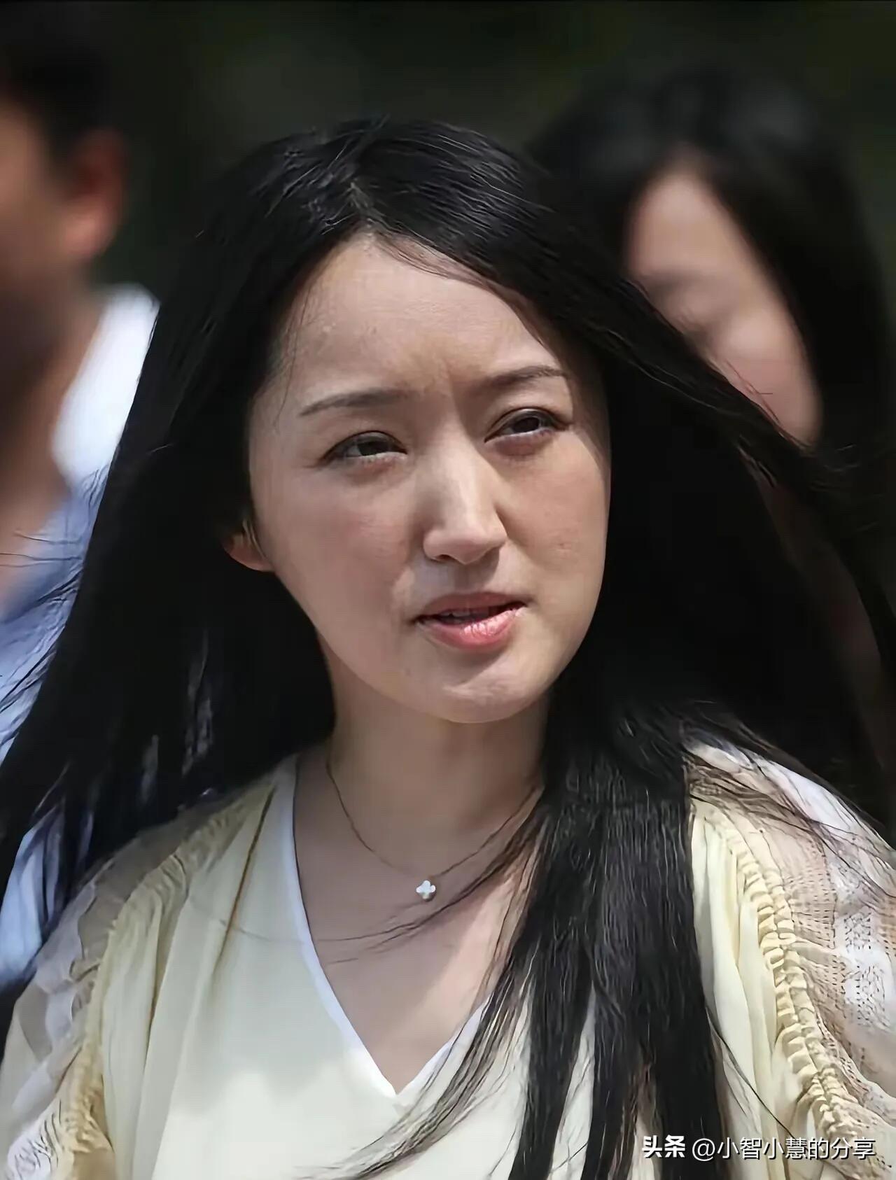 她的身材发福老态明显，轮廓看着像大妈，终究是岁月不饶人啊。不过整体气质非常好，她