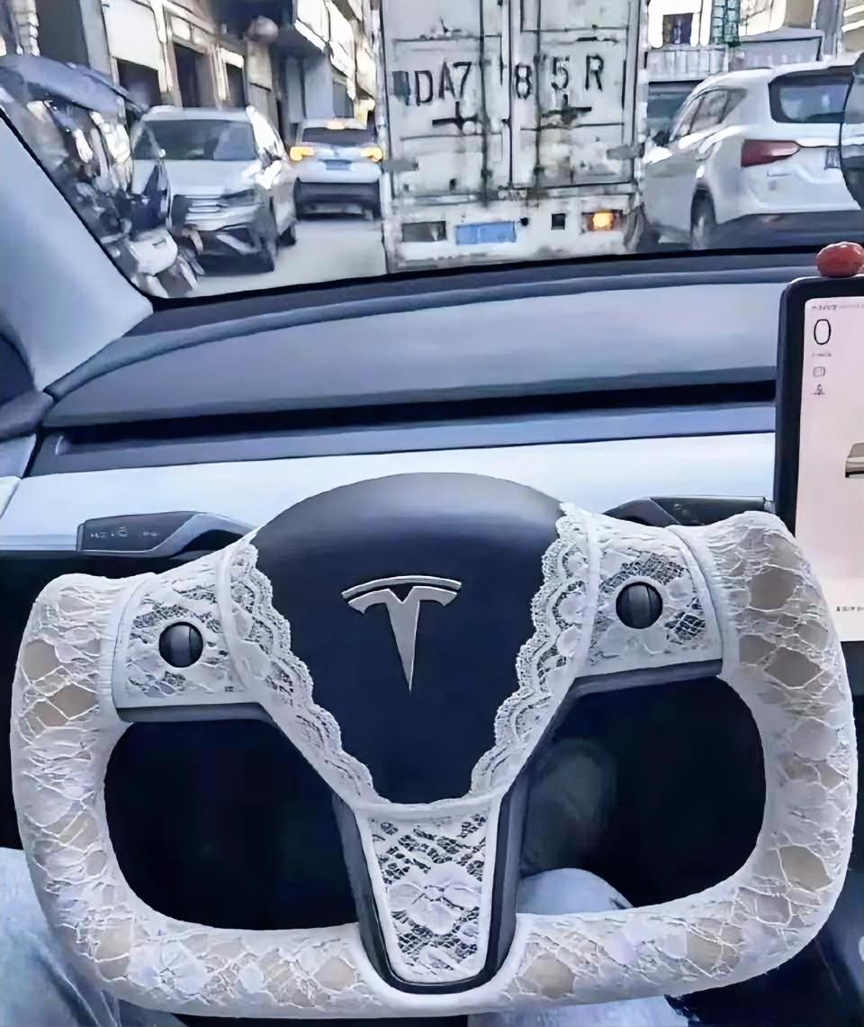 有这种方向盘套的车尽量不要借。

首先这种方向盘套非常女性化，男生或者风格不搭的