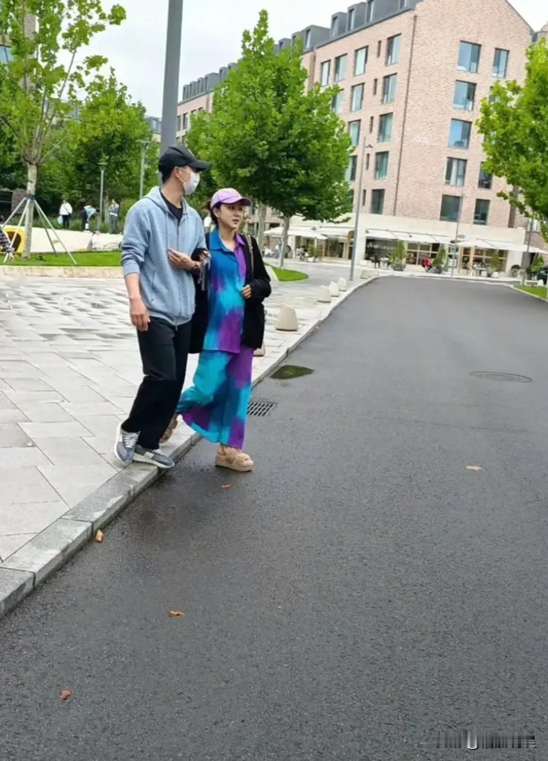 这一对又撇下孩子出来秀恩爱了，手牵手过马路，好甜啊！
马龙和夏露出现在河北，马龙