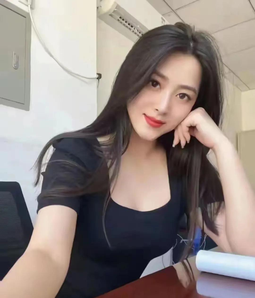 小梅今年36岁，独立而坚强，心中却藏着一个大叔情结。她渴望一份成熟稳重的爱情，却