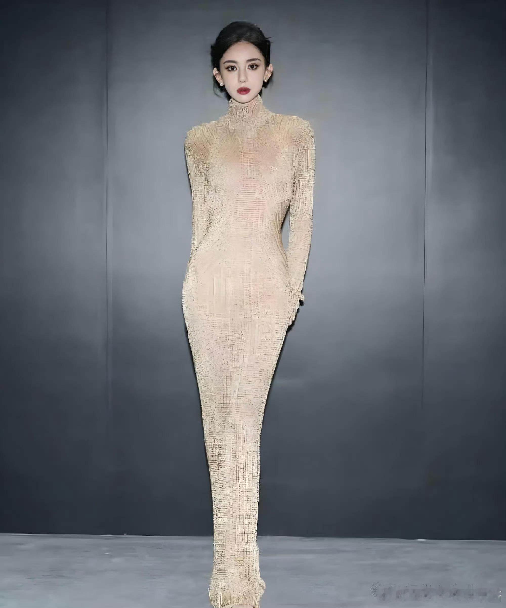 娜扎这造型本以为是金色高定，没成想是毛衣 