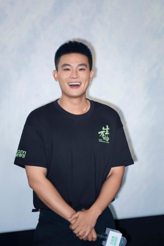 演员欧豪说：我家里条件一般，父母收入不稳定。但家里很愿意花大钱投资我。我上艺校是