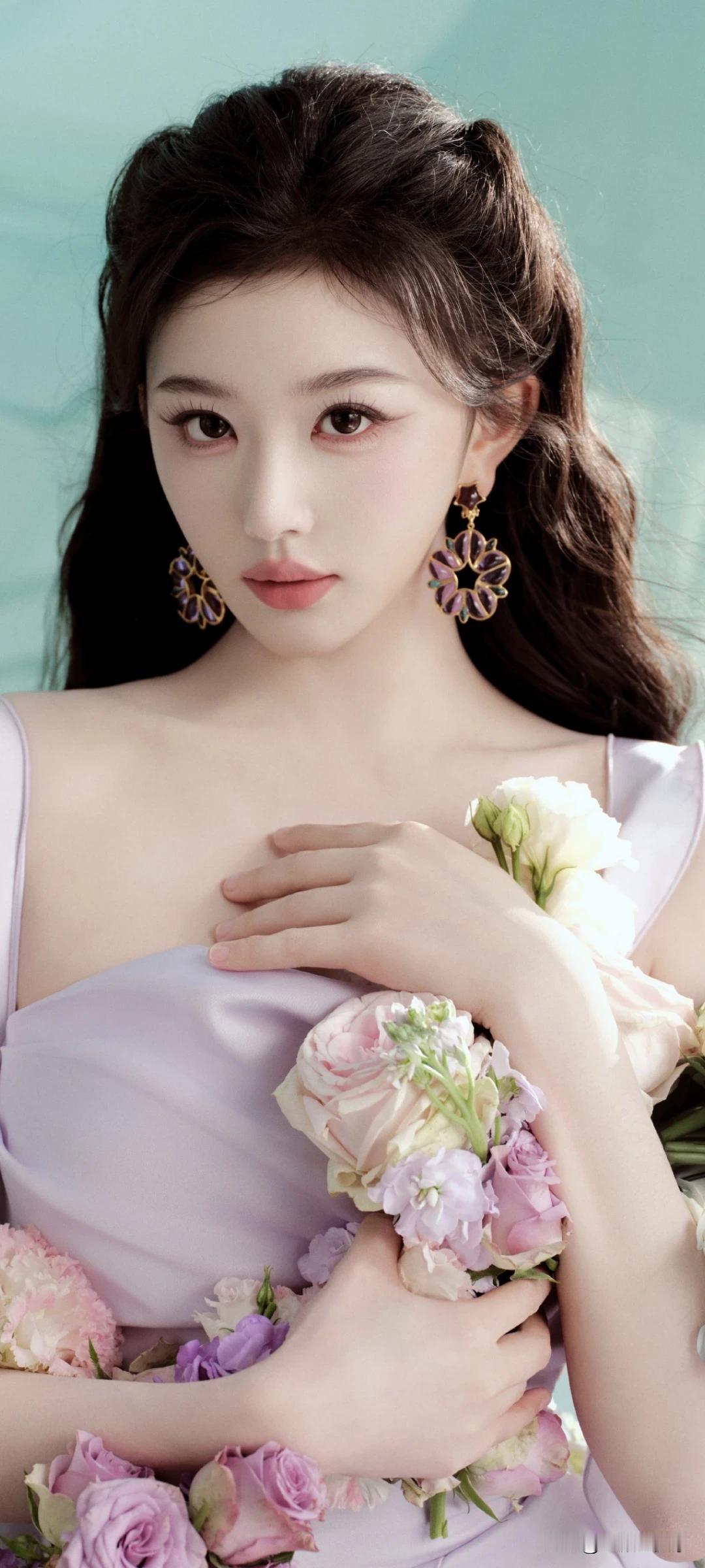 孔雪儿写真～
自带柔和光晕的美！长发、花簇与柔纱裙，梦中公主的样子。
晒图笔记大