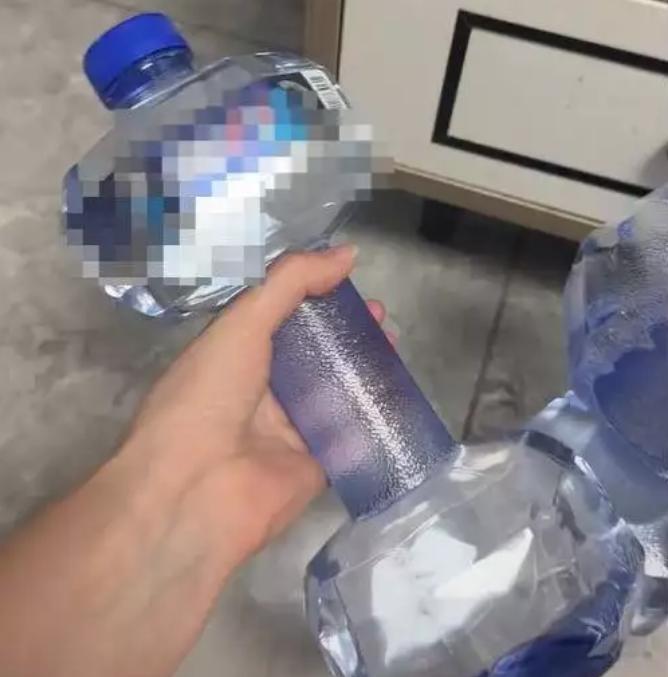 为了高温下多卖水，商家整出“哑铃”式矿泉水瓶，都舍不得扔让捡拾矿泉水瓶的老头老太