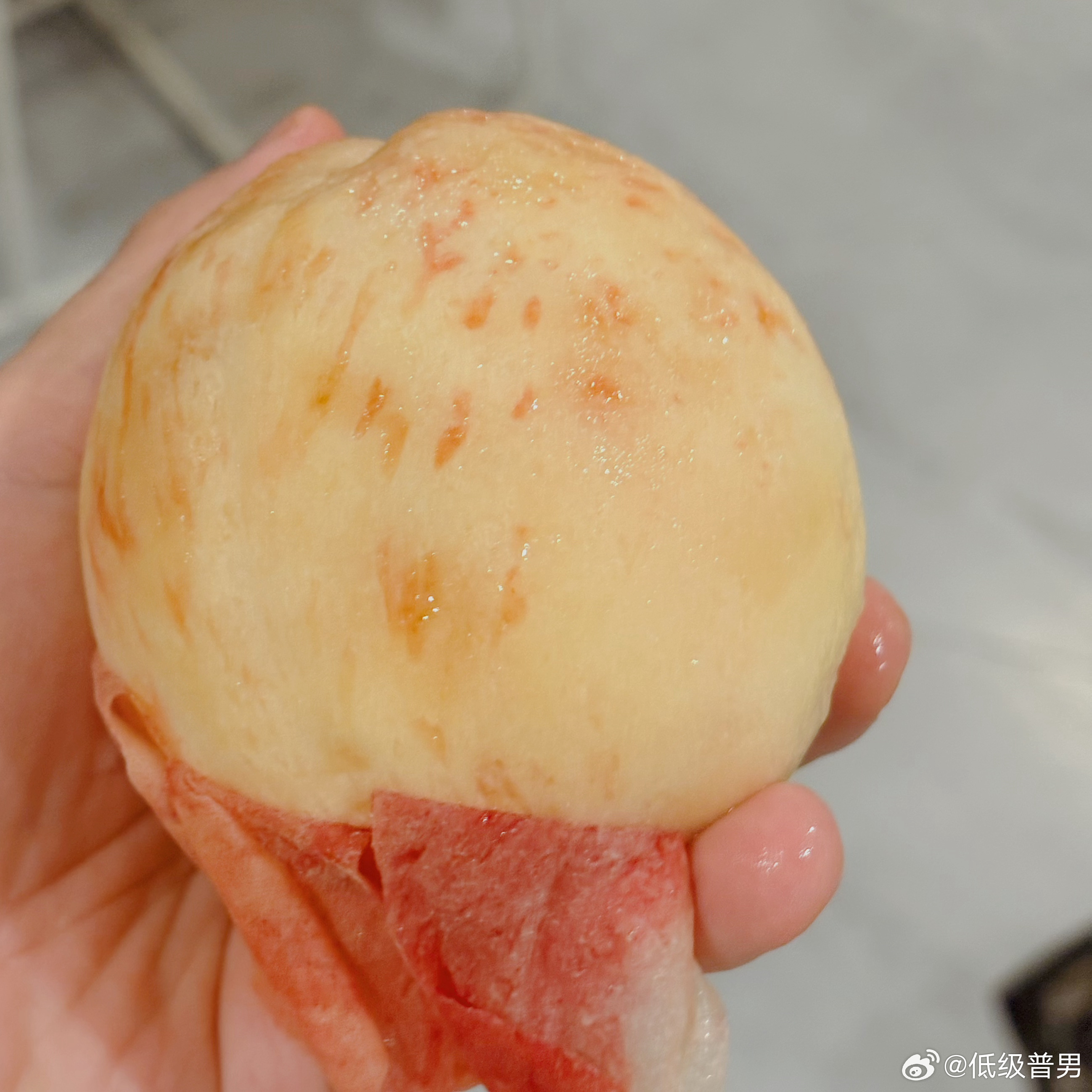 下播连吃两颗桃，好甜好好好吃，我这个桃已经完全放软了，咬下去可以吸水 
