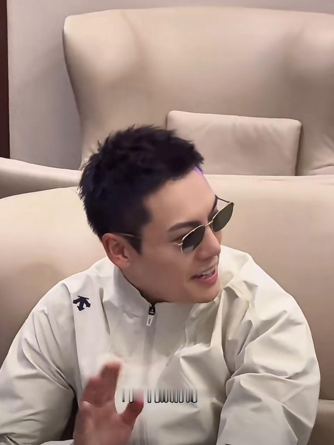 陈伟霆好强的求生欲 哈哈哈哈哈哈他一天到晚的怎么那么有节目 粉丝也好逗，还提醒他