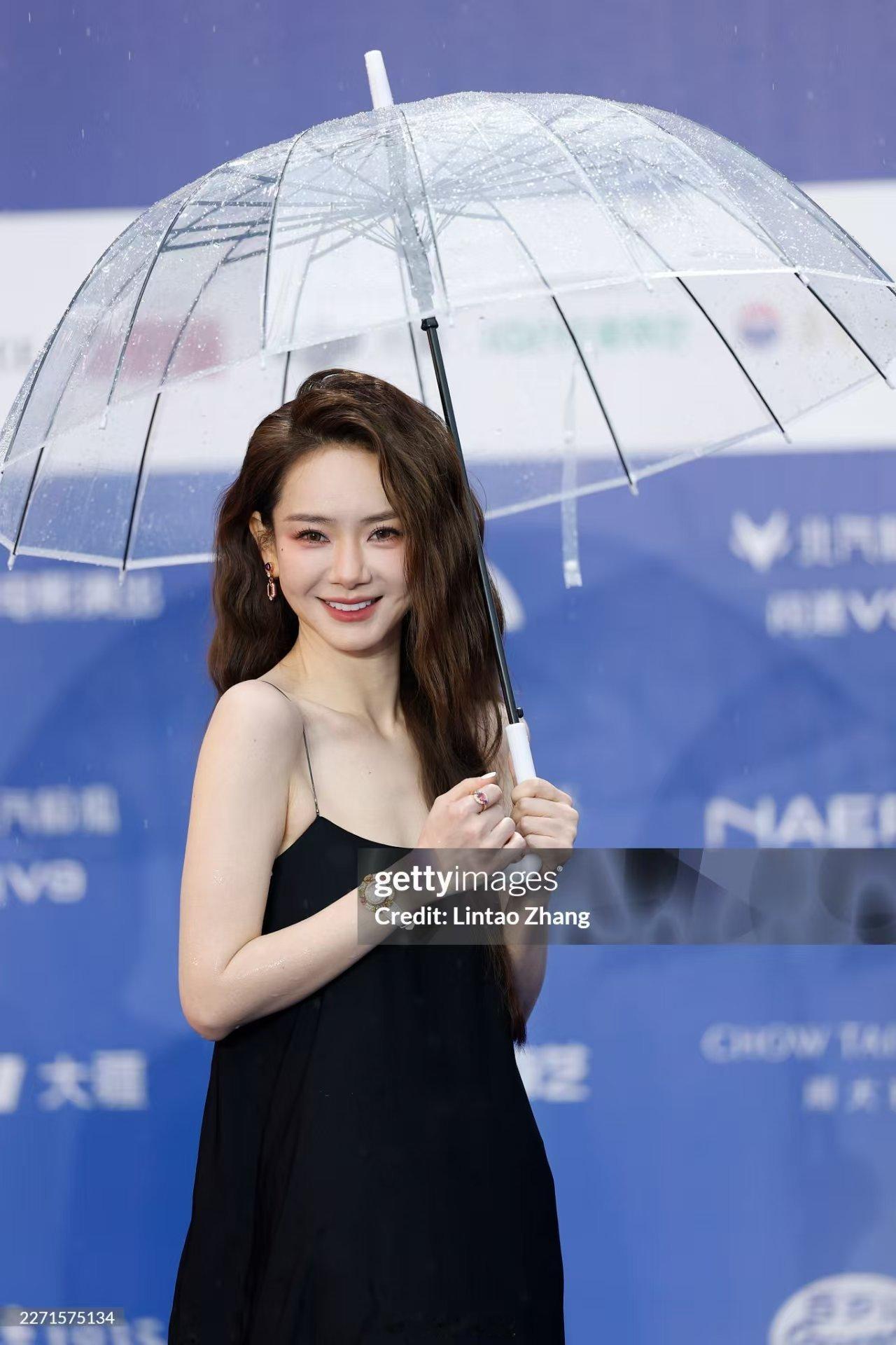 G社镜头下的戚薇 北影节红毯自带松弛滤镜，黑裙红唇气场全开，从容又高级 