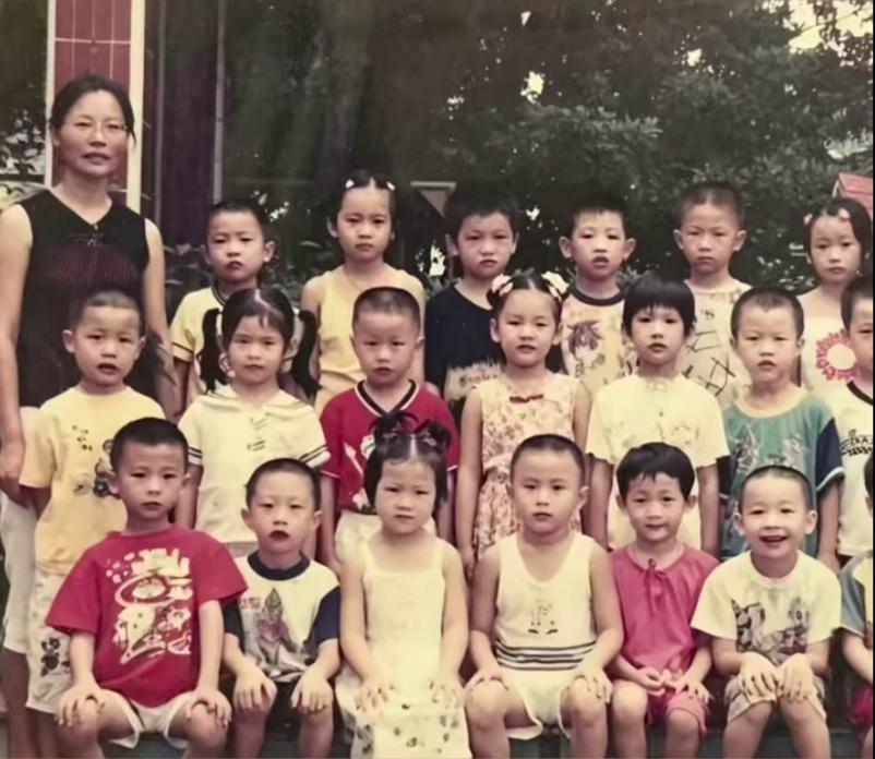 小时候的樊振东，只是千千万万小朋友当中的一个孩子，现在的樊振东，就是国乒最稳的定