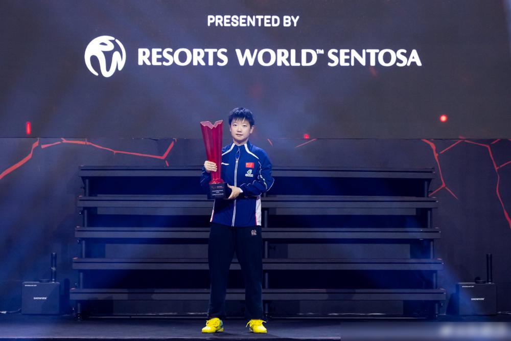 别人拿大满贯恨不得把金杯直接怼你脸上，孙颖莎偏不，她硬生生把WTT官方的新加坡宣