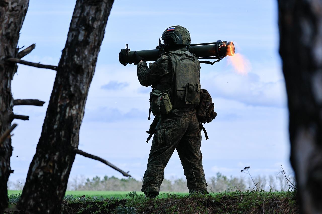 俄军导弹炸了个寂寞，工厂早跑到欧洲去了。
战场上有一种惯性思维：打掉工厂，打垮变
