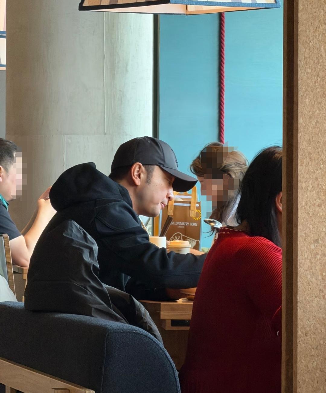 12月26日，主持人尼格买提去三里屯一美食店吃饭了，被同在这家店吃饭的有心顾客遇