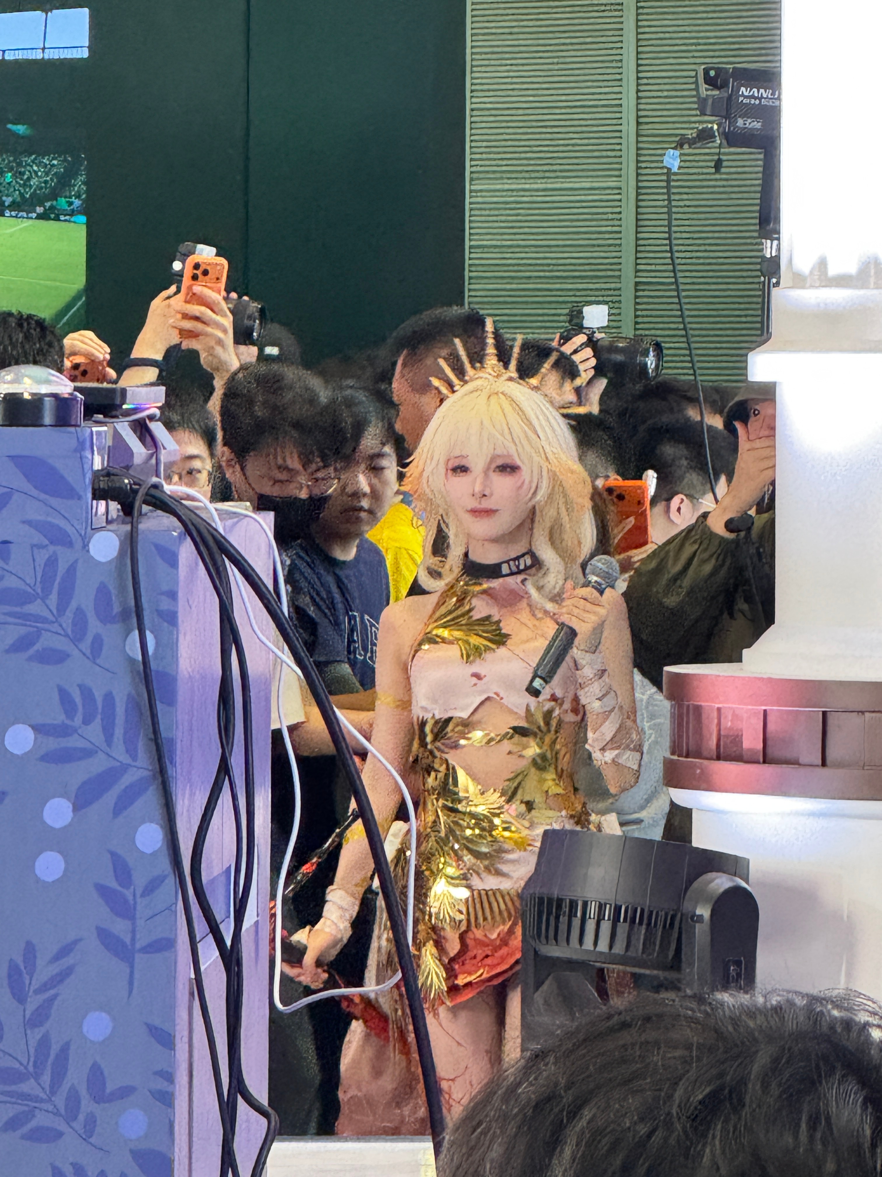 兔娘阿芙加入白银城  全网最不吃压力之人出现了，迅速从一堆阿芙里找到兔娘cos的