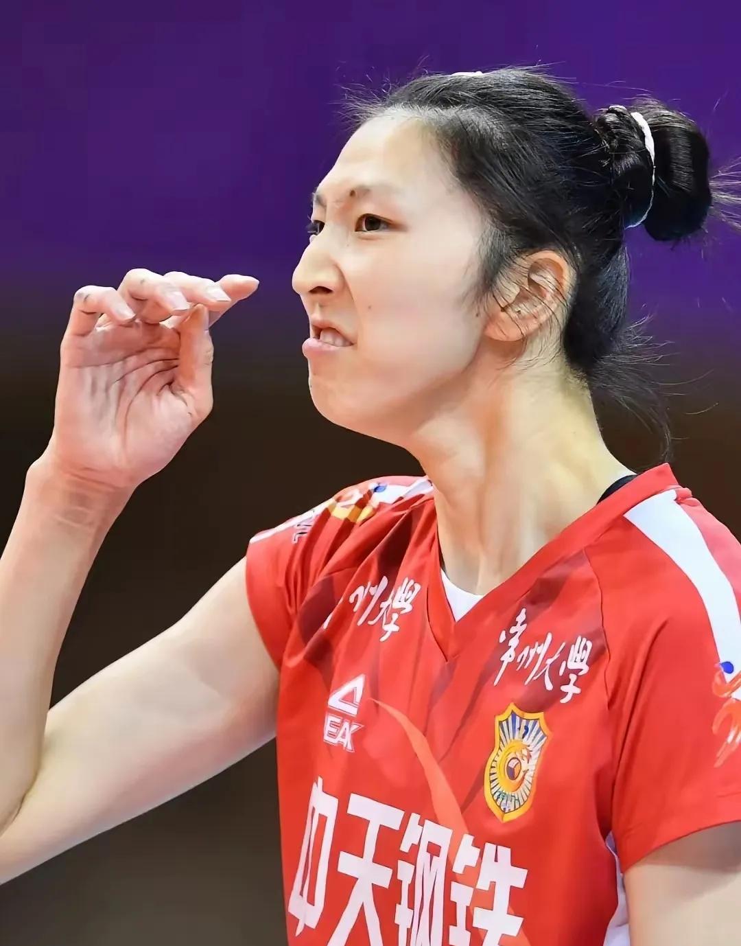 随着龚翔宇，张常宁，和刁琳宇的离队，江苏女排的一传体系瞬间土崩瓦解，打弱队还好，