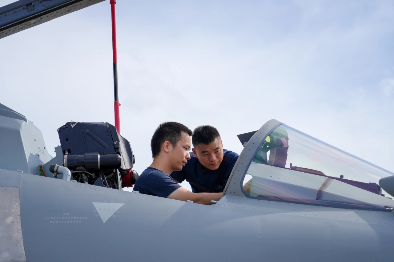 南空某部歼-16，1523重温沈飞试飞站歼-16，1518烽火问鼎计划制胜空天 