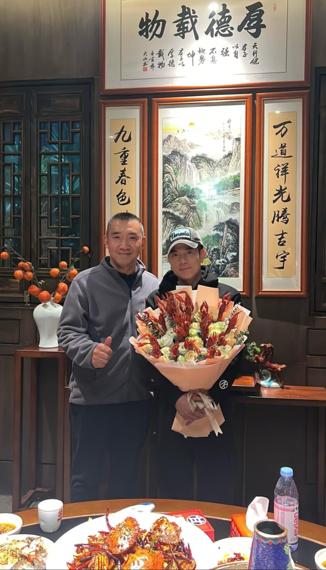 12月29日，郭富城现身重庆，打卡重庆一美食店，品尝了当地的特色小龙虾。

郭富