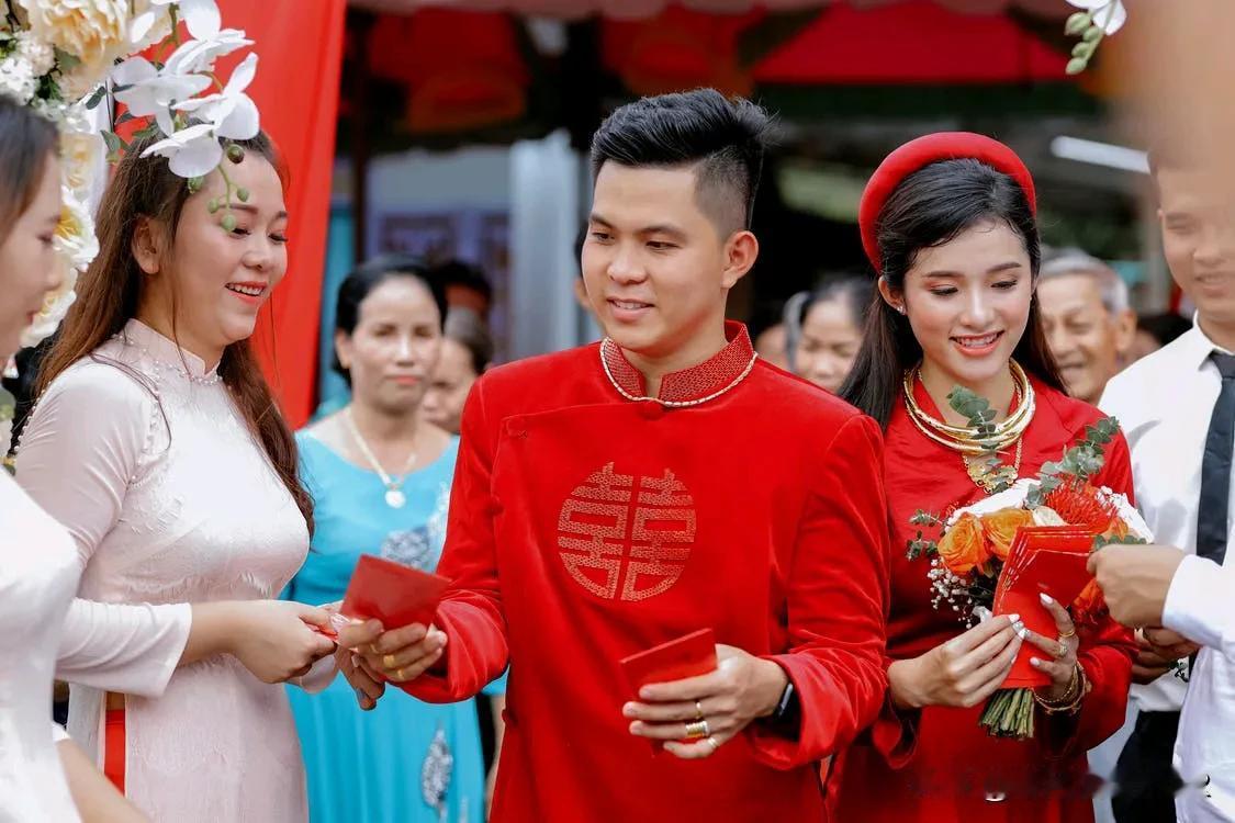 接吻当天，男方只准备了5个一元红包，发完后放下话：爱结婚不结婚

01
婚姻对一