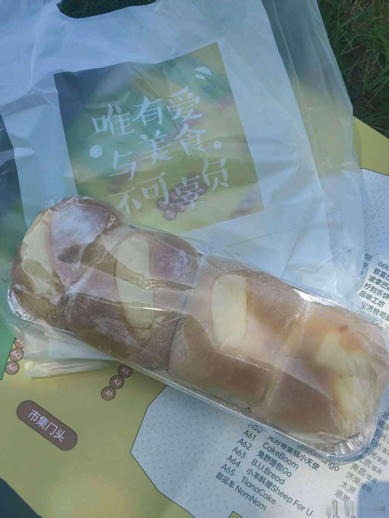 太原万象城甜品节办的挺好的。个人感觉，有些甜品小贵。但有些甜品的用料很扎实。整体