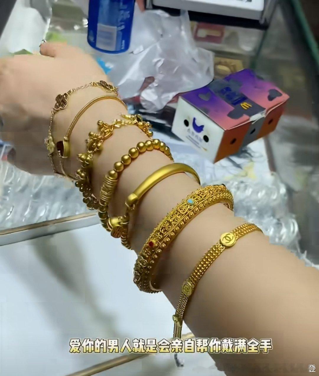 昨天逛街周大生才1100多啊！这里的标价怎么这么高，黄金价格还能恢复到300多吗