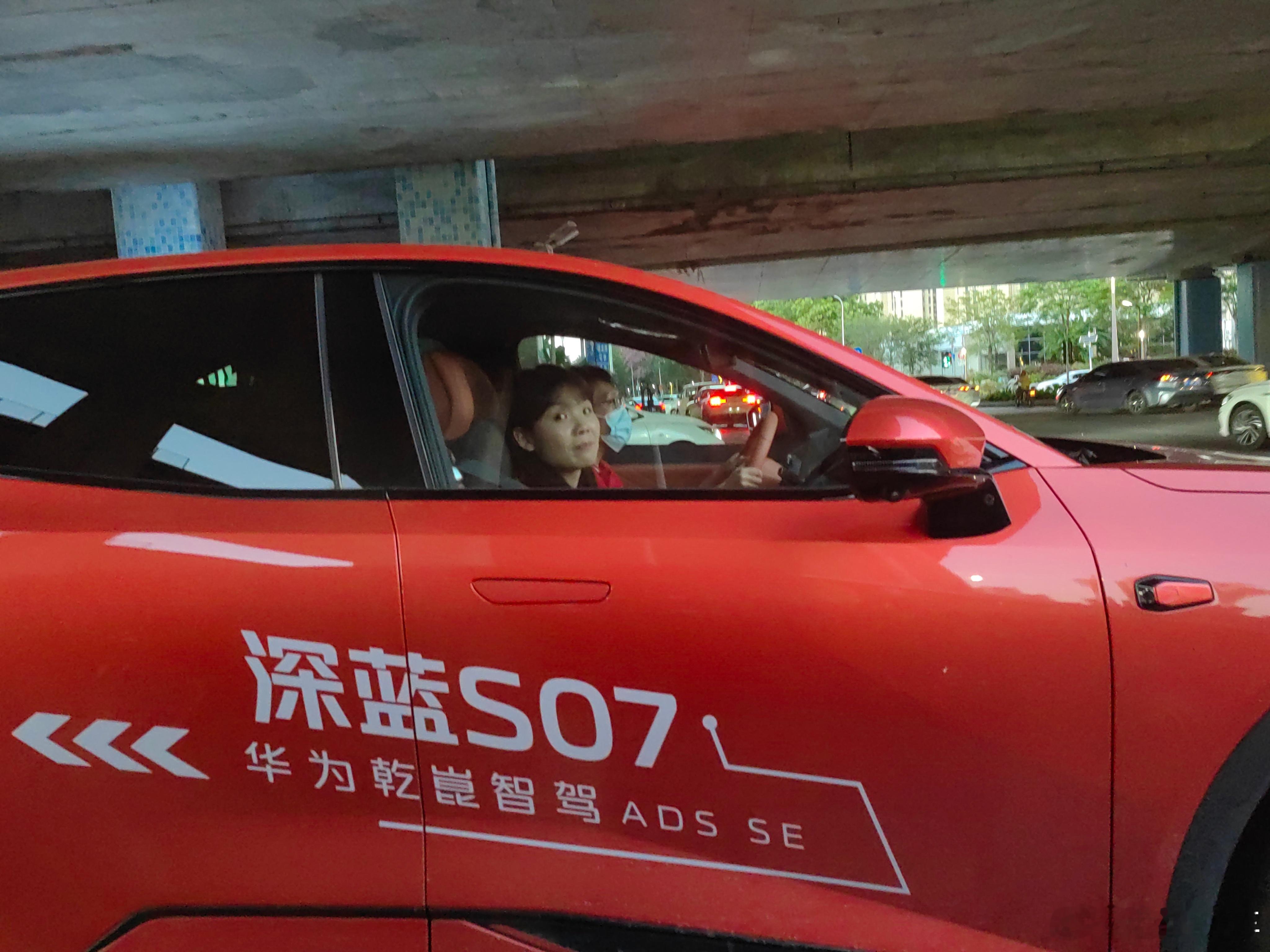 来猜一猜这俩人哪个是客户哪个是试驾员？昨天路过佛山的等红灯的时候碰到一台#深蓝s