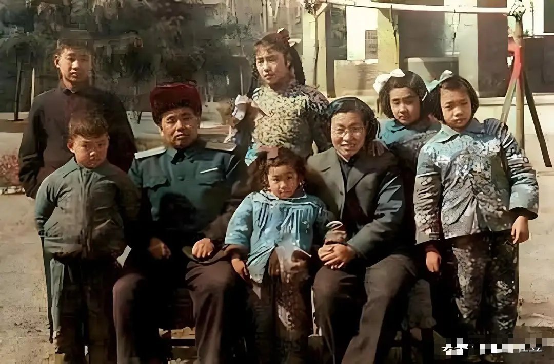 50年代的南京，上将许世友与妻子田普，留存下难得的家庭合影瞬间 