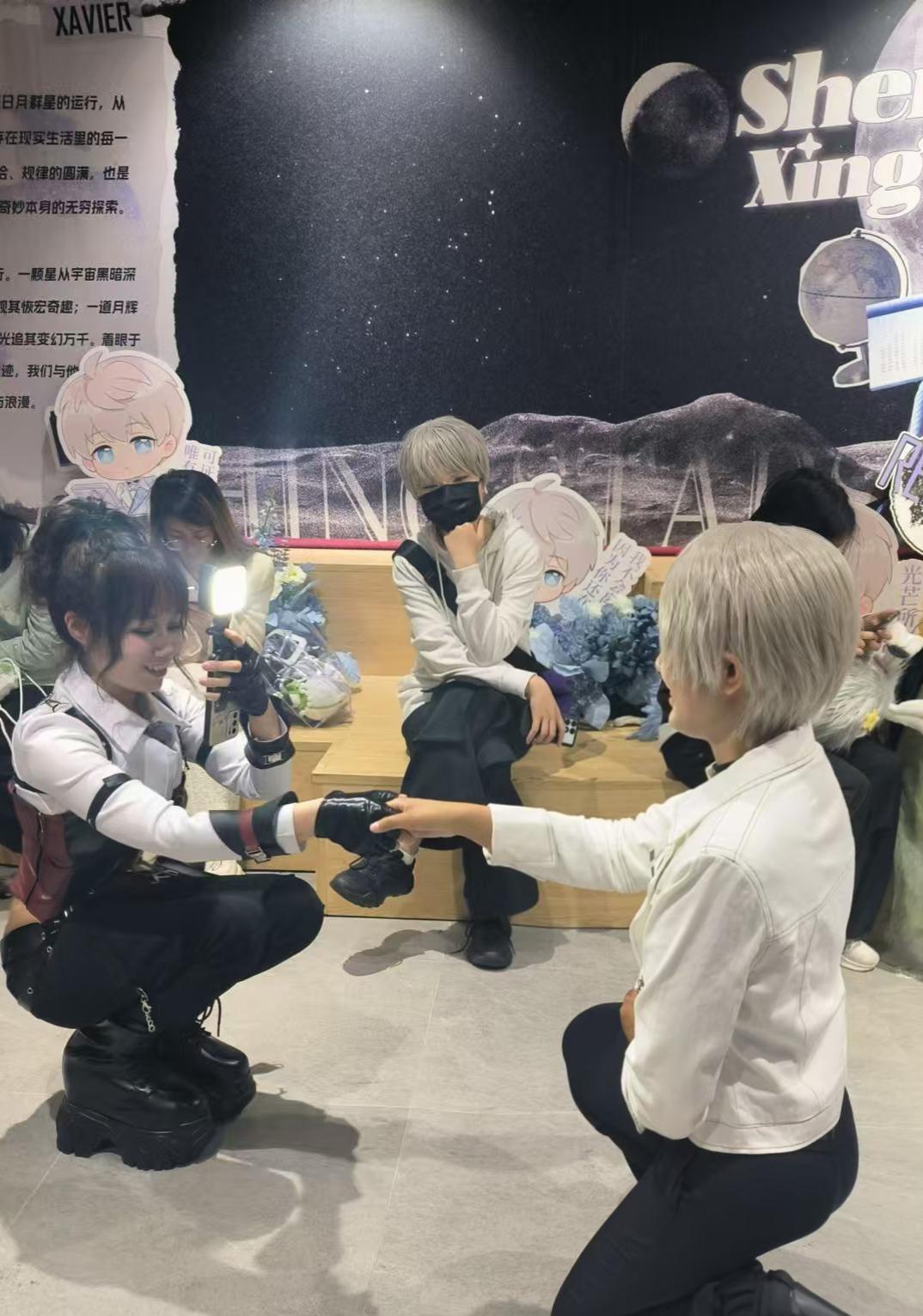 谁懂我诗一样的笑点。这两张图可以马上写出两百字小作文