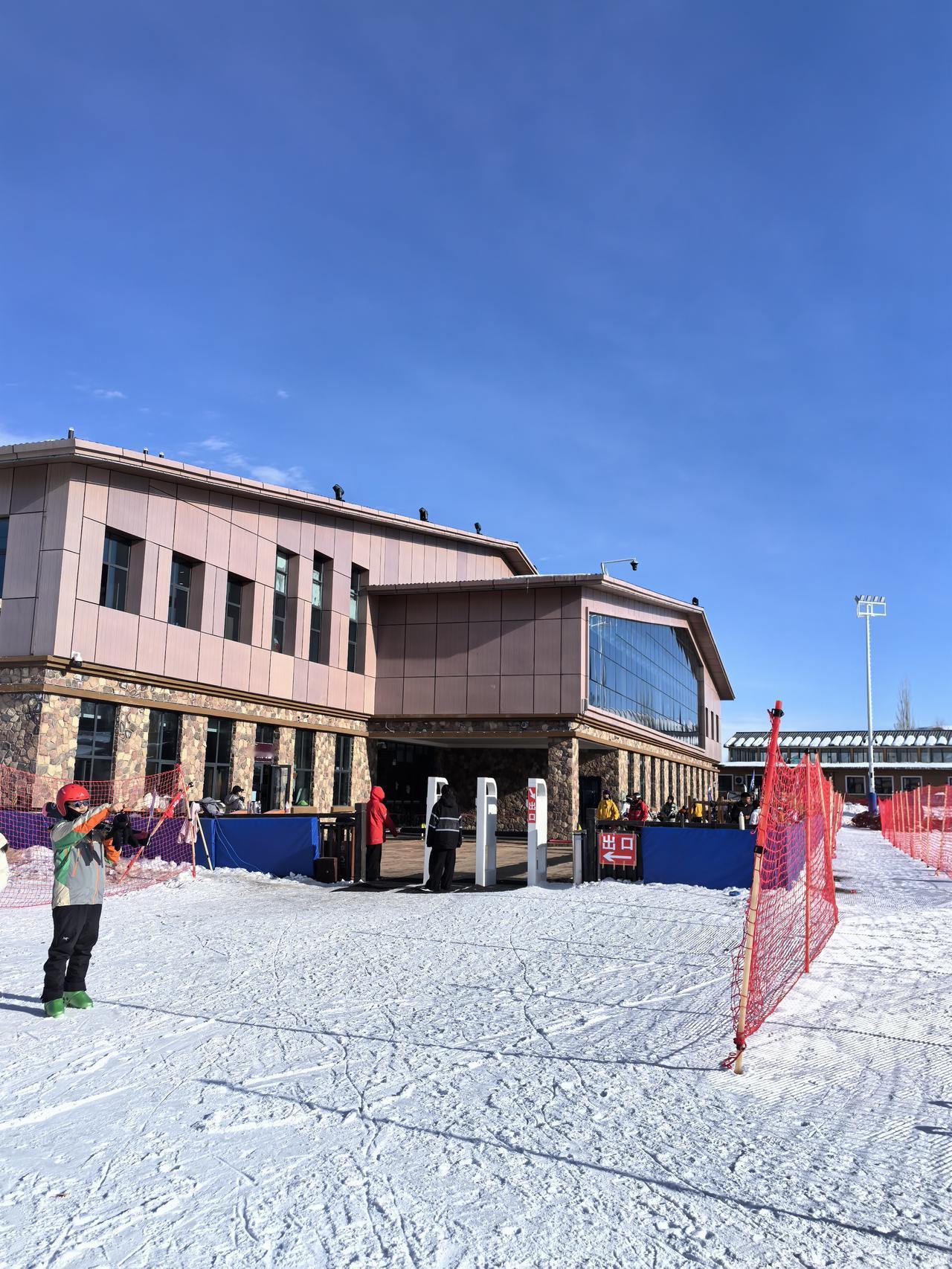 2025.12.29
十几年没有滑雪了，昨天到那拉提哈因赛滑雪场感受了一下，真的