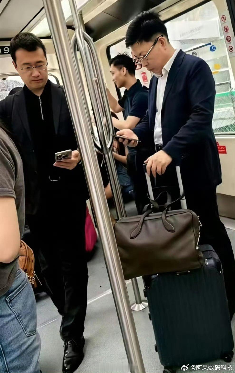 余总和何刚总一起出行被网友拍到了，看来 Pura X 确实好用，余总爱不释手。[