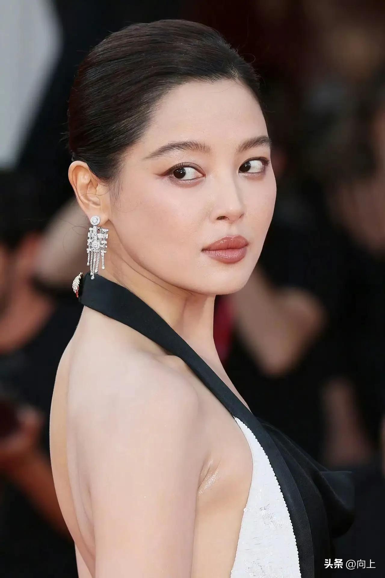 内娱最大赢家绝对是辛芷蕾！
威尼斯影后一到手，直接跻身“华人影后天花板”。这奖有