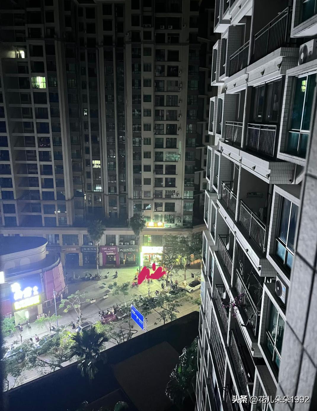 我的天，春节后对面楼下开了个烧烤店，刚好声音在这个巷子传音的路径上，晚上12点了