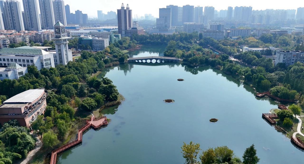 俯瞰晓南湖
滨湖虽然通勤远
但是漂亮啊[吐舌]中南财经政法大学 中南财经政法大学
