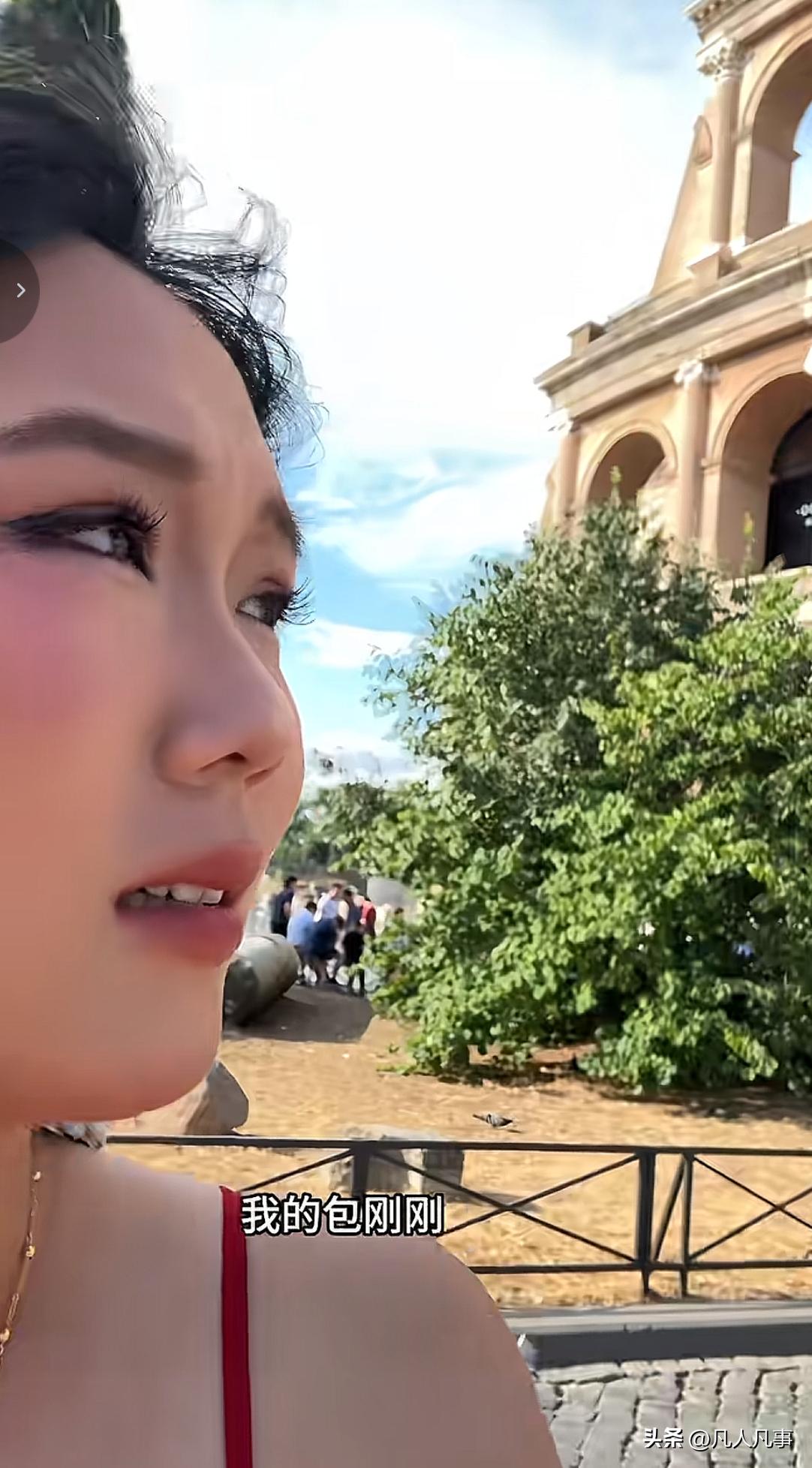 两个女孩在意大利罗马斗兽场外拍照，一转眼的功夫，其中一个美女的包就被人偷走了，前