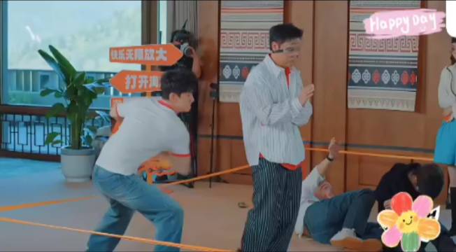 #范丞丞裤子被扒掉的反应#
笑死我啦，黄景瑜差点把范丞丞裤子扒掉了，差点把范丞丞吓死了哈哈哈。