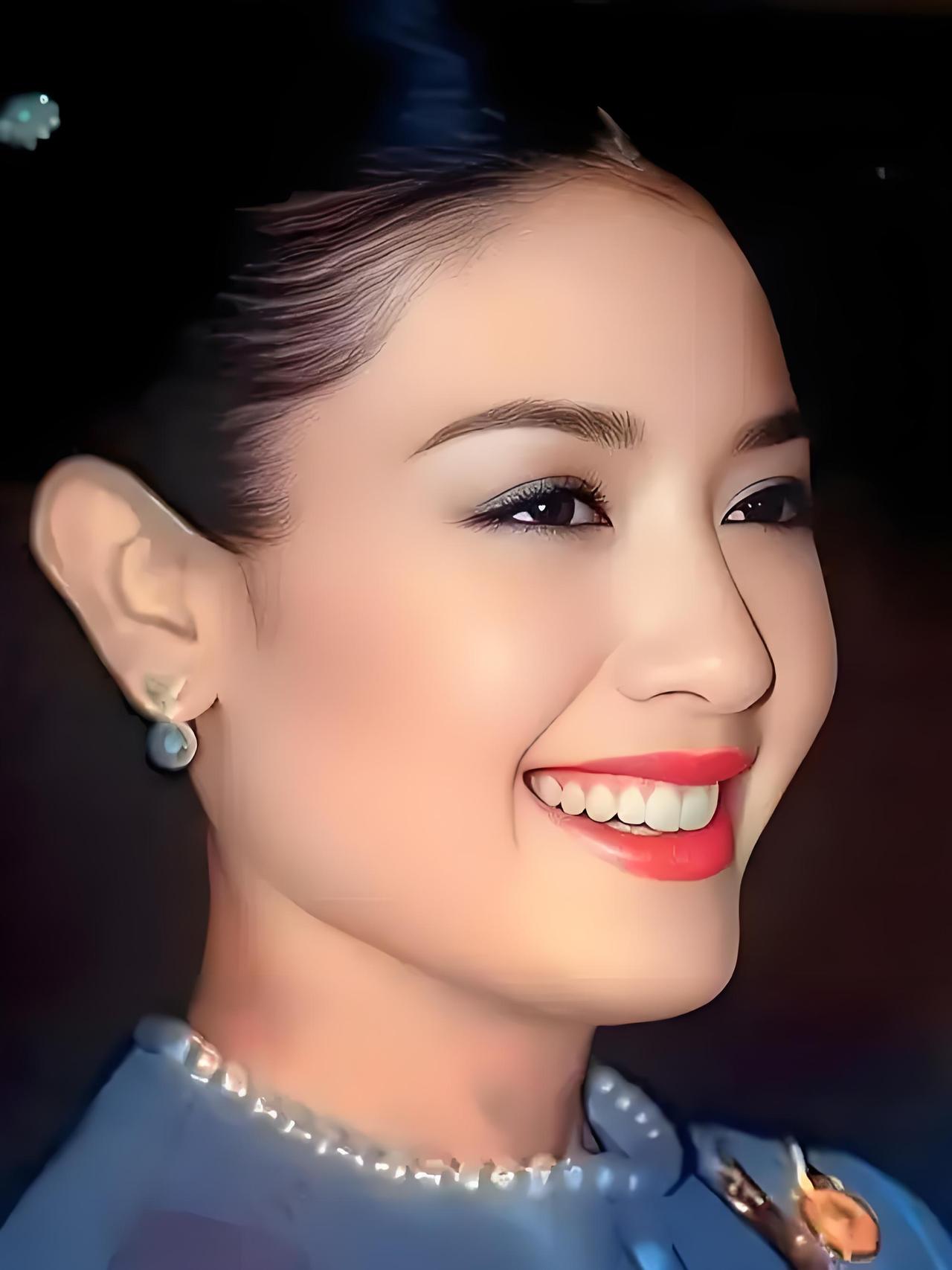 这个清纯的女子叫西拉米，凭着一己之力，从平民舞女逆袭到王室成员，成为泰王的第三任