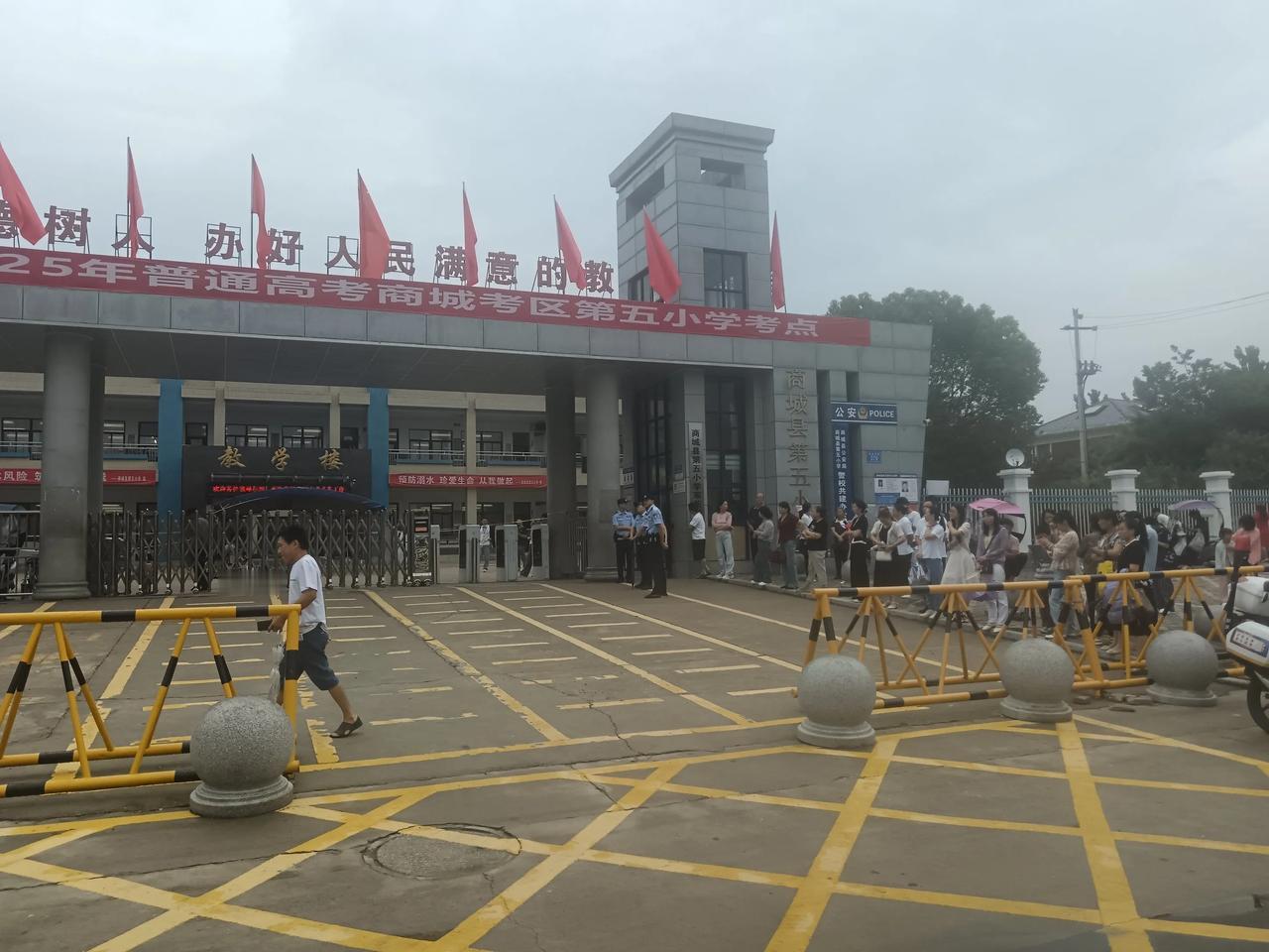 今天是高考第一天，大雨如注，肆意冲刷着这座城市，却冲不散万千学子奔赴考场的坚定信