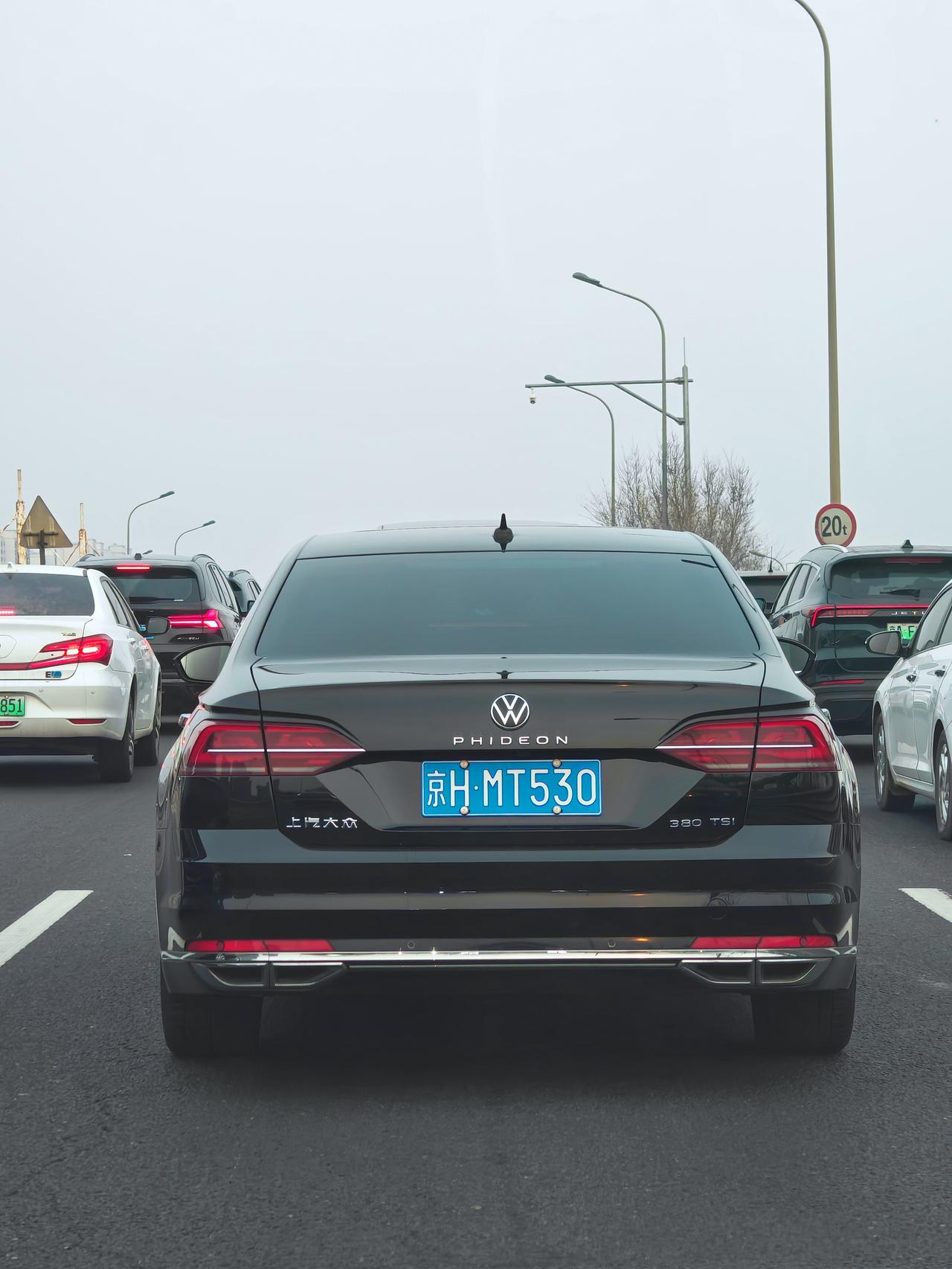 有些车慢慢就从生产线上消失了，就像生活里的有些人。

不是辉腾，是辉昂。当然也有