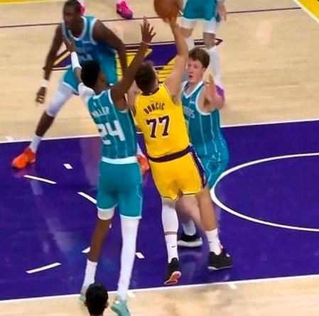 1月15号，湖人主场被黄蜂轰成117比135，东契奇一个人轰了39分，还是输。