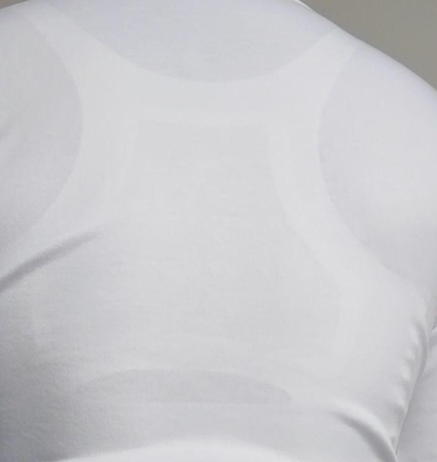 我是初三女生，穿内衣的时候，校服后面会很透，该怎么避免啊？（原谅我有点胖）?
第