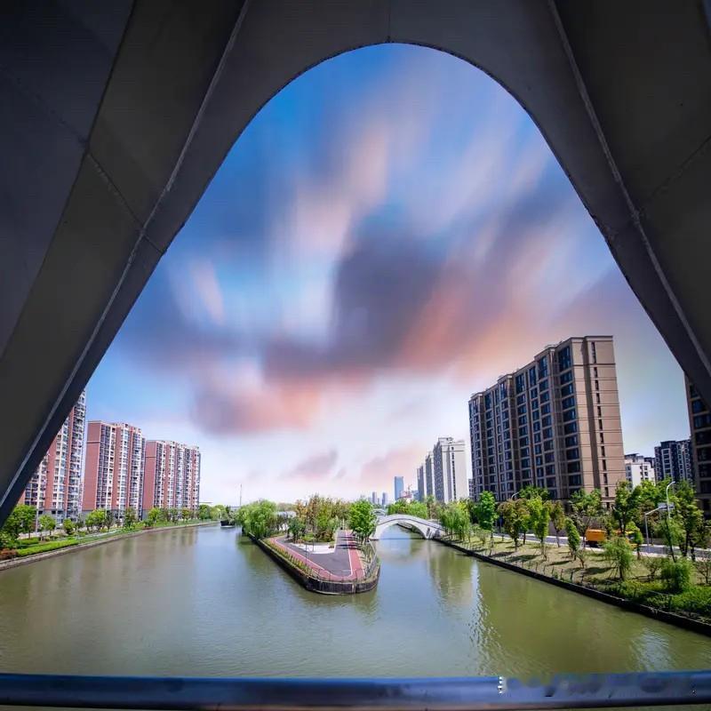 买房的人还是挺多的。
现在房价越跌，买房的人就越积极。
最近一两个月北京、上海的